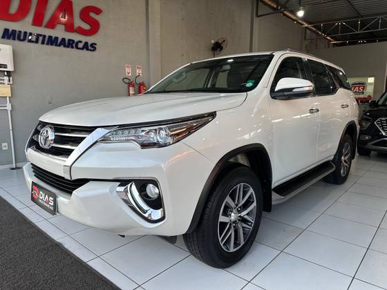 TOYOTA HILUX SW4 2.8 SRX 4X4 7 LUGARES 16V TURBO INTERCOOLER DIESEL 4P AUTOMÁTICO